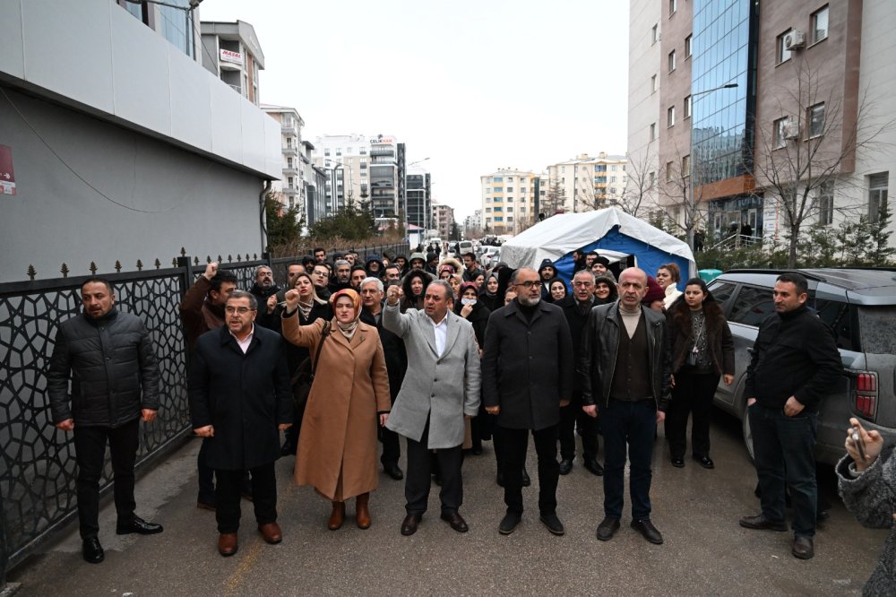 GENEL BAŞKANIMIZ DEĞİRMENCİ’DEN 641 GÜNDÜR EYLEMDE OLAN BELEDİYE İŞÇİLERİNE DESTEK ZİYARETİ