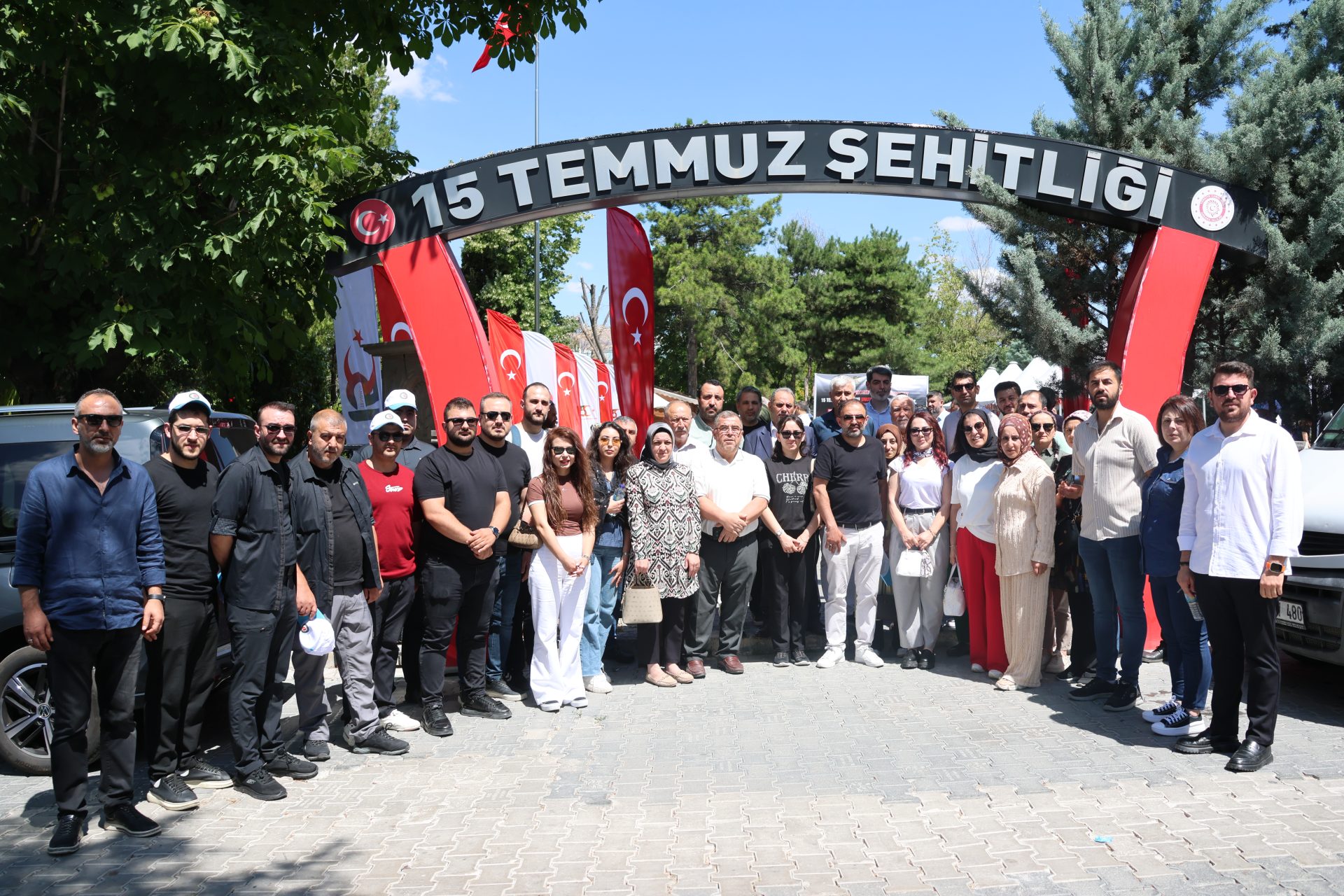 GENEL YÖNETİM KURULUMUZ 15 TEMMUZ ŞEHİTLERİNİ DUALARLA YAD EDİP, DEMOKRASİ NÖBETİNE KATILDI