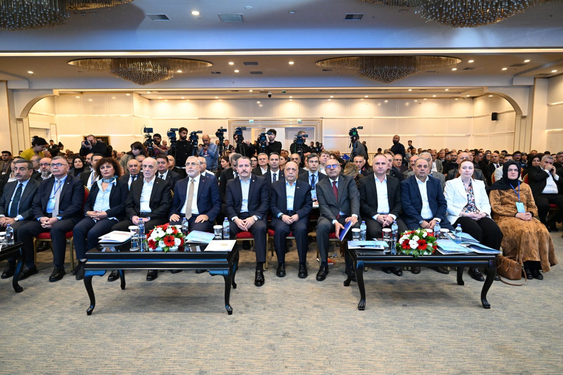 GENEL BAŞKANIMIZ DEĞİRMENCİ, EMEK DÜNYASININ ORTAK GÜNDEMİ PANELİNDE KONUŞTU